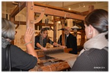 Frau Mag. Christina Leitner beim Schauweben