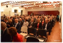 Blick in den vollen Veranstaltungssaal