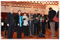 gemütliches Beisammenstehen bei Hausmannskost, Brötchen und Getränken
